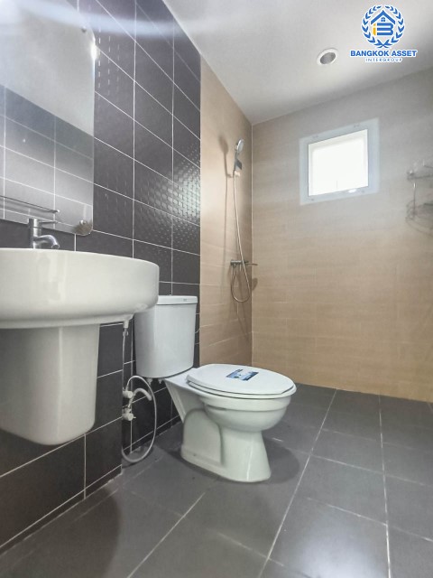 *****บ้านเดี่ยวมือสองย่านนนทบุรี ม.บ้านชิดลม บางกรวย-ไทรน้อย เนื้อที่กว้างขวางมากถึง 53.40 ตร.ว.  ฟังก์ชัน 3 ห้องนอน 3 ห้องน้ำ ที่จอดรถ 2 คัน แถมฟรี! เครื่องปรับอากาศ 4 เครื่อง โครงการตั้งบนทำเลเดินทางสะดวก ใกล้รถไฟฟ้าสายสีม่วง "สถานีคลองบางไผ่"